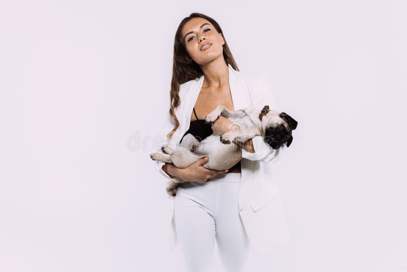 Eine lachende und Lächeln kastanienbraune behaarte Frau in einem weißen Kleid starrte mich am liebevollsten entlang ihrer freundli stockfotografie