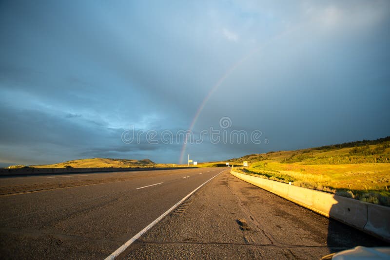 Eine leere Landschaftslandstraße schwach leuchtet an der Dämmerung. lizenzfreie stockfotografie