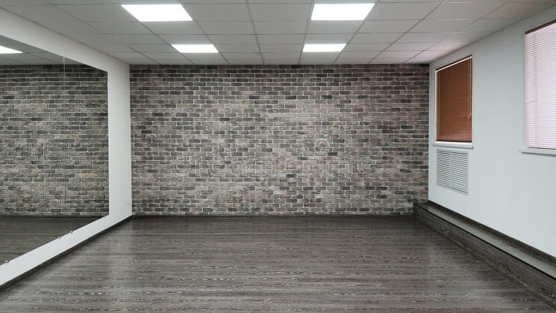 Eine leere moderne Halle für Tanzklassen oder Eignungsstudio