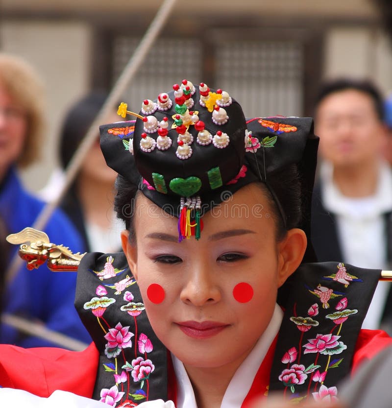 Eine Leistung der traditionellen koreanischen Hochzeit stockbild