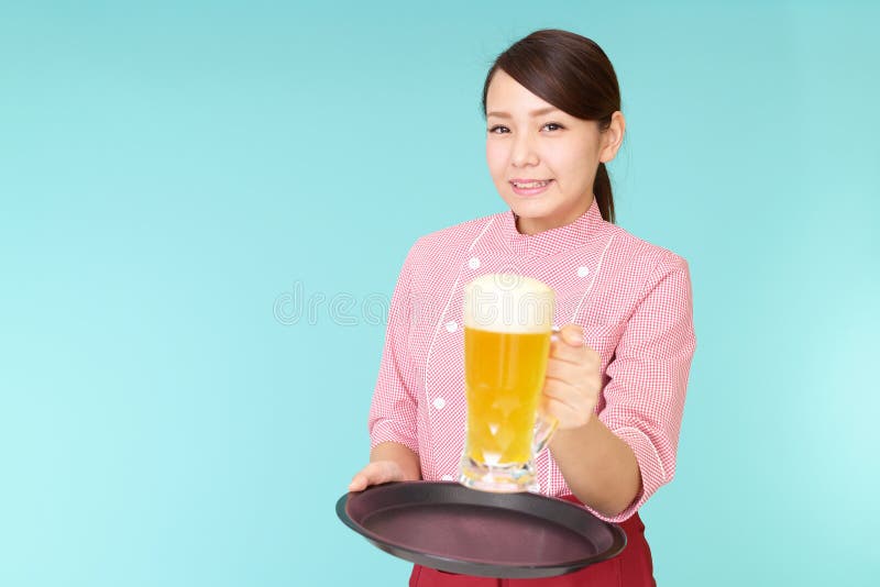Eine lächelnde Kellnerin stockfotos Eine lächelnde Kellnerin stockfotos