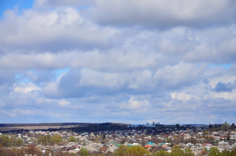 Eine ländliche Landschaft mit vielen Privathäusern und grünen Bäumen Vorstadtpanorama an einem bewölkten Nachmittag Ein Platz wei stockbilder Eine ländliche Landschaft mit vielen Privathäusern und grünen Bäumen Vorstadtpanorama an einem bewölkten Nachmittag Ein Platz wei stockbilder