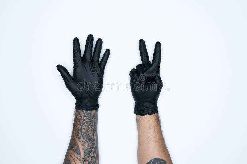 Eine Mannhand und -gesten im Schwarzen Gummihandschuh zeigt das Zeichen sieben, das auf weißem Hintergrund befindet stockbilder