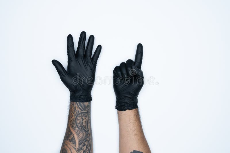 Eine Mannhand und -gesten im Schwarzen Gummihandschuh zeigt sechs Zeichen, das auf weißem Hintergrund befindet lizenzfreies stockfoto