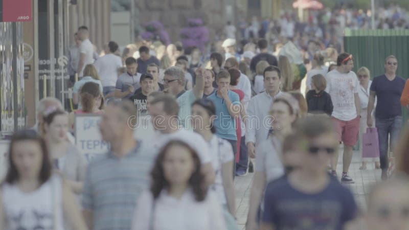 Eine Menschenmenge, die die Straße entlang geht Schwungbewegung Kieiv Ukraine