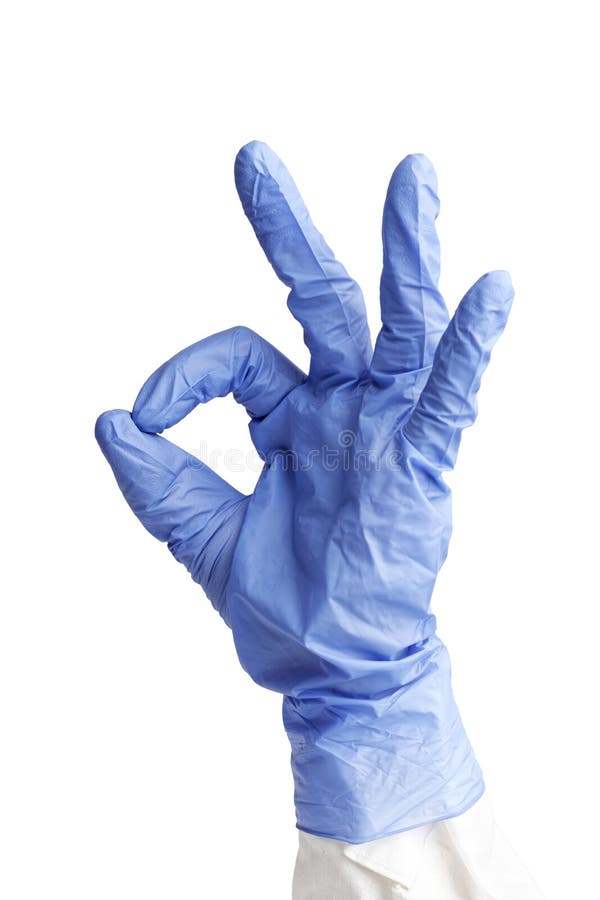 Eine menschliche Hand in einem blauen medizinischen Handschuh gestikuliert ein O. K. zeichen. stockbild