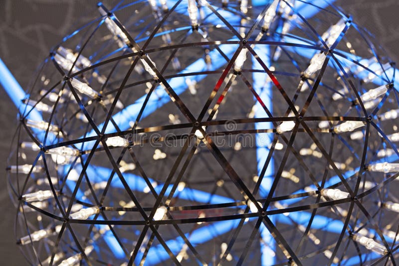 Eine Metallkugel mit kleinen LED-Leuchten und blauem Licht im Hintergrund stockfoto Eine Metallkugel mit kleinen LED-Leuchten und blauem Licht im Hintergrund stockfoto