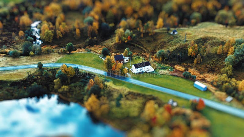 Eine Miniaturfarm, umgeben vom Herbstwald am Ufer des Fjords
