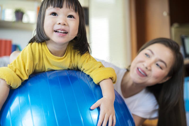 Eine Mutter asiatische Töchter sie sind mit einem großen Windball stockbilder