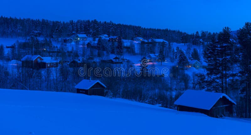 Eine Nachtaufnahme von Petiknas Der Winter auf Schwedisch Lappland lizenzfreies stockfoto Eine Nachtaufnahme von Petiknas Der Winter auf Schwedisch Lappland lizenzfreies stockfoto
