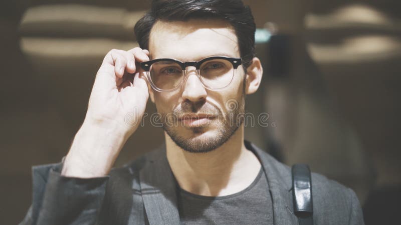 Eine Nahaufnahme eines jungen bärtigen Mannes, der die Kamera betrachtet stockbilder Eine Nahaufnahme eines jungen bärtigen Mannes, der die Kamera betrachtet stockbilder