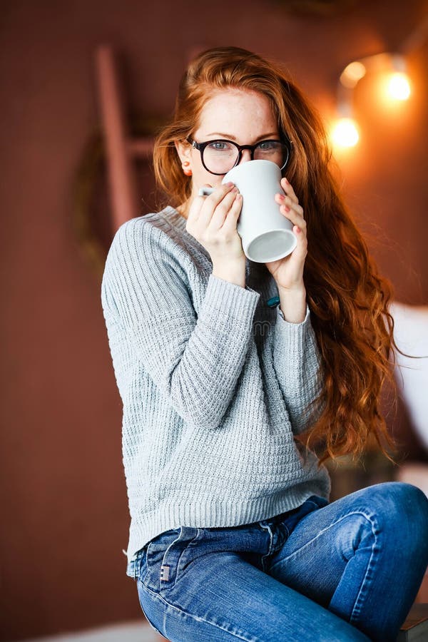 Eine Nahaufnahme von den schönen weiblichen Händen, die eine große Glasschale und ein Getränk halten Die Frau, die einen warmen W stockfotografie Eine Nahaufnahme von den schönen weiblichen Händen, die eine große Glasschale und ein Getränk halten Die Frau, die einen warmen W stockfotografie