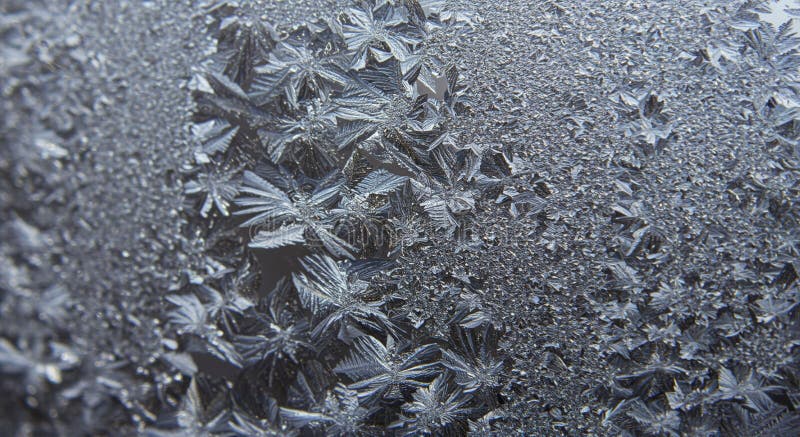 Eine Nahe von komplizierten Frostmustern auf einer Oberfläche, die zarten Sternen ähnelt lizenzfreie abbildung