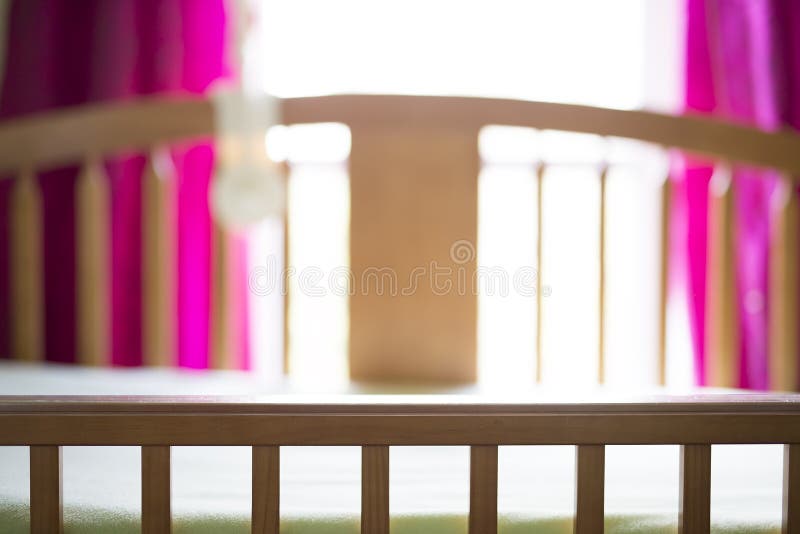 Eine nette Wiege im Babyraum lizenzfreie stockbilder Eine nette Wiege im Babyraum lizenzfreie stockbilder
