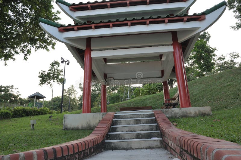 Eine orientalische asiatische Artpavillonhütte an einem Park lizenzfreie stockfotografie Eine orientalische asiatische Artpavillonhütte an einem Park lizenzfreie stockfotografie