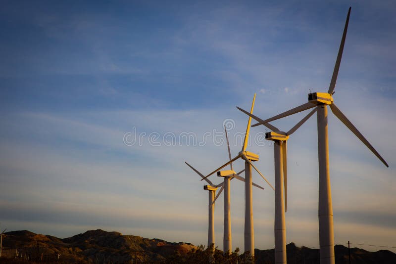 Eine Reihe von Windkraftanlagen mit Kopien-Raum lizenzfreie stockfotografie Eine Reihe von Windkraftanlagen mit Kopien-Raum lizenzfreie stockfotografie