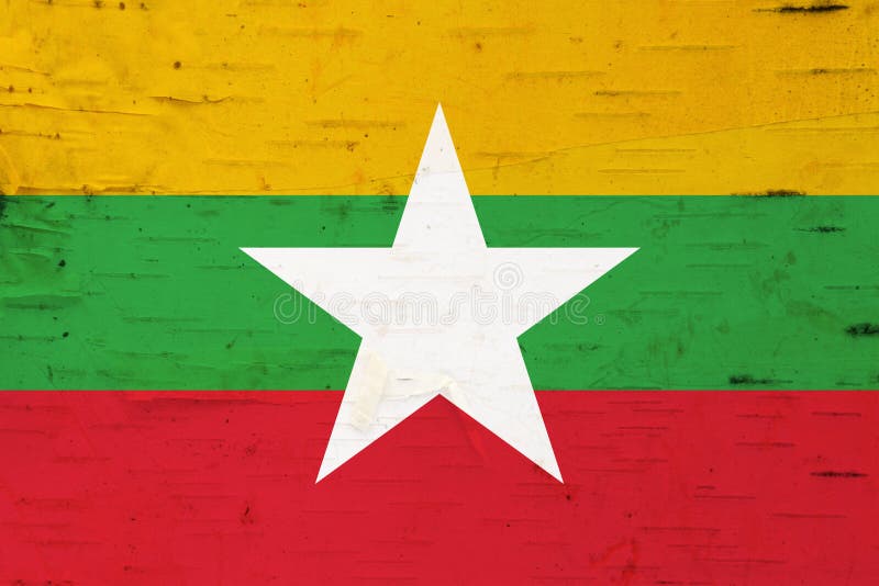 Eine rustikale alte Myanmar-Flagge auf verwittertem Holz