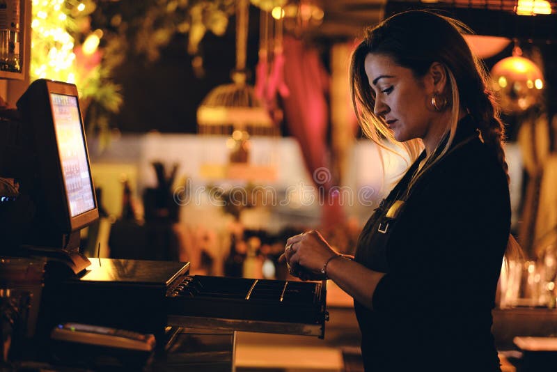 Eine sch?ne junge Frau am Schreibtisch in einem Restaurant stockbild Eine sch?ne junge Frau am Schreibtisch in einem Restaurant stockbild