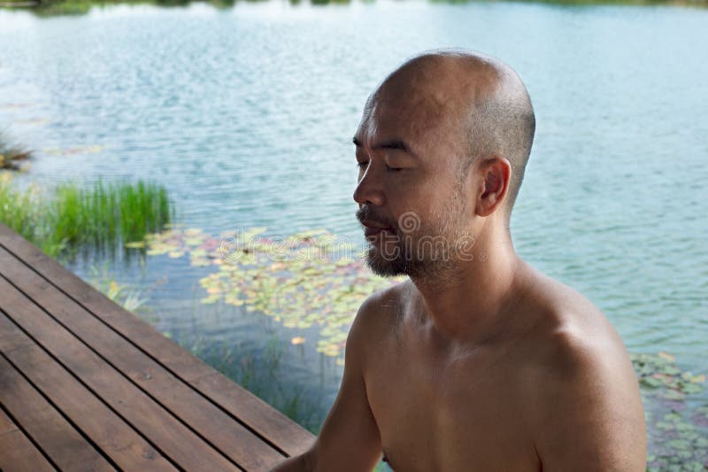 Eine Schließung der Vermittlung des düsteren Mann-Auges des Bartes Vierzigern mit See Blue Gewässer des Sommers im Wellnessentspan stockfotografie