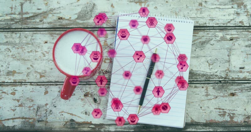 Eine Schließung eines Kaffeetassen-Notizblocks und Stift auf einer Holzplatte mit einem Bild eines Netzwerks von Verbindungen mit rosa leuchtenden digitalen Icons, die einen Globus bilden, der auf schwarzem Hintergrund rotiert. Hintergrund mit abstrakter Textur und Design-Konzept