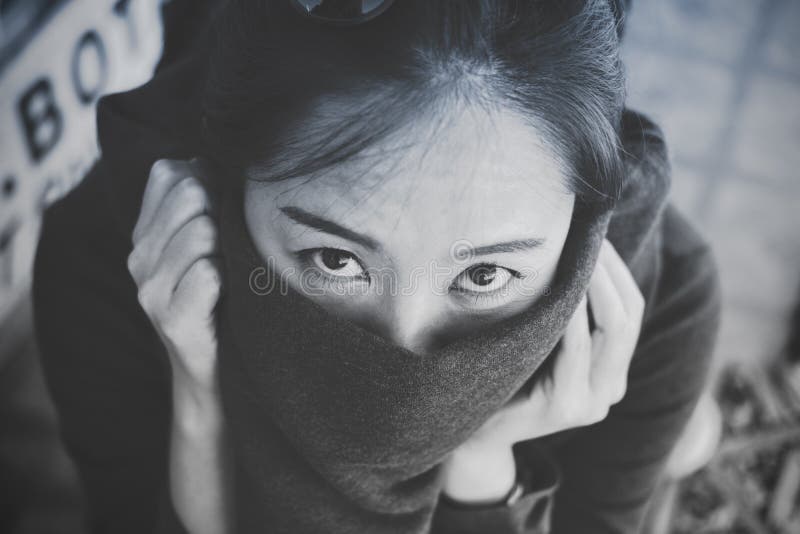 Eine schöne Asiatin, die ihren Mund mit Stoff schaut und schließt stockfotos Eine schöne Asiatin, die ihren Mund mit Stoff schaut und schließt stockfotos