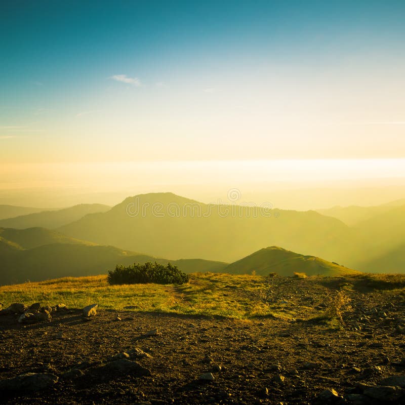 Eine schöne Berglandschaft über Baumgrenze stockbilder Eine schöne Berglandschaft über Baumgrenze stockbilder