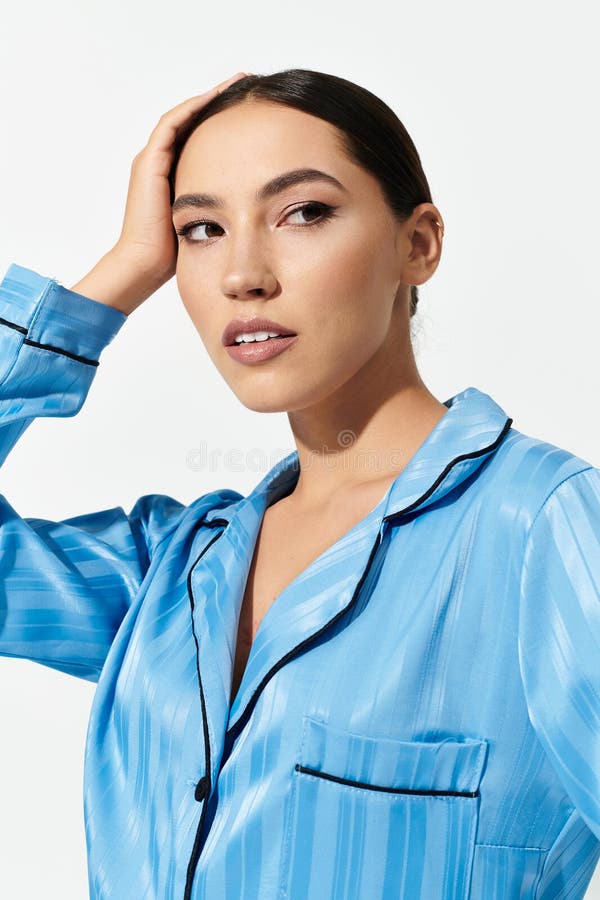 Eine schöne Frau zeigt ihren Charme lizenzfreie stockbilder
