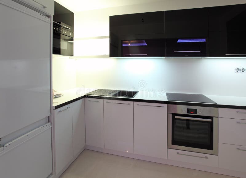 Neue Wohnung, Kücheansicht stockfoto. Bild von kücheansicht - 19582886