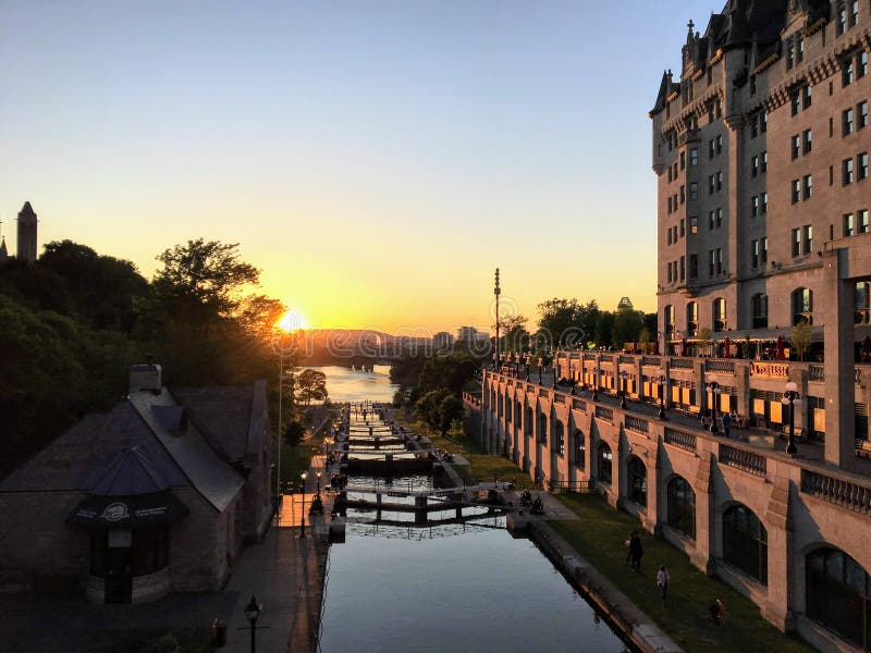 Eine schöne szenische Ansicht von den Ottawa-Verschlüssen entlang dem Rideau-Kanal in im Stadtzentrum gelegenem Ottawa während de lizenzfreies stockfoto Eine schöne szenische Ansicht von den Ottawa-Verschlüssen entlang dem Rideau-Kanal in im Stadtzentrum gelegenem Ottawa während de lizenzfreies stockfoto