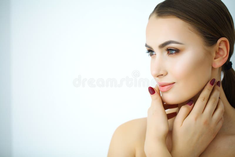 Eine Schönheit, die ein Hautpflegeprodukt, eine Feuchtigkeitscreme oder ein Loti verwendet lizenzfreies stockfoto Eine Schönheit, die ein Hautpflegeprodukt, eine Feuchtigkeitscreme oder ein Loti verwendet lizenzfreies stockfoto