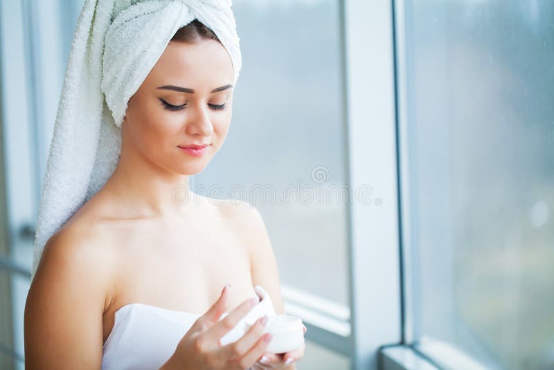 Eine Schönheit, die ein Hautpflegeprodukt, eine Feuchtigkeitscreme oder eine Lotion und ein Skincare sich kümmern um ihrem trocke stockfotos Eine Schönheit, die ein Hautpflegeprodukt, eine Feuchtigkeitscreme oder eine Lotion und ein Skincare sich kümmern um ihrem trocke stockfotos