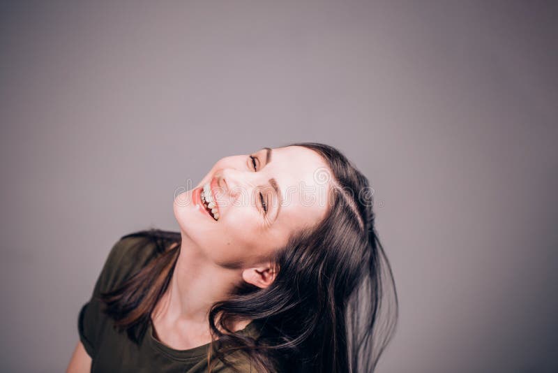 Eine Schönheit lacht ohne Unterbrechung Sehr lustig Positive menschliche Gefühle und Gesichtsausdrücke stockbild Eine Schönheit lacht ohne Unterbrechung Sehr lustig Positive menschliche Gefühle und Gesichtsausdrücke stockbild