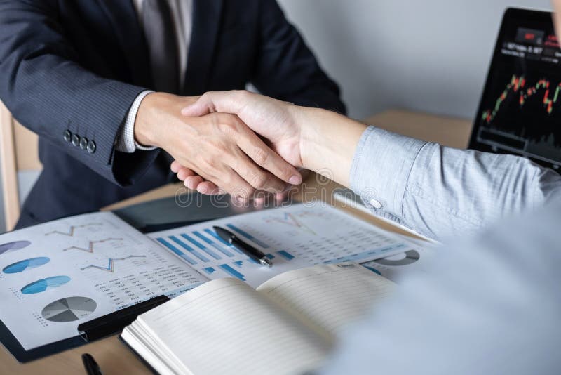 Eine Sitzung, Händedruck von zwei Exekutivgeschäftsleuten nach Vertragsvereinbarung oben beenden, ein Partner zu werden, kooperat lizenzfreies stockbild Eine Sitzung, Händedruck von zwei Exekutivgeschäftsleuten nach Vertragsvereinbarung oben beenden, ein Partner zu werden, kooperat lizenzfreies stockbild