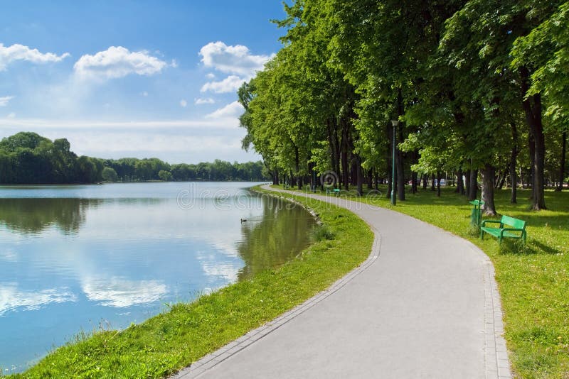 Eine Stadtparkteich-Ufergasse. lizenzfreie stockfotografie Eine Stadtparkteich-Ufergasse. lizenzfreie stockfotografie