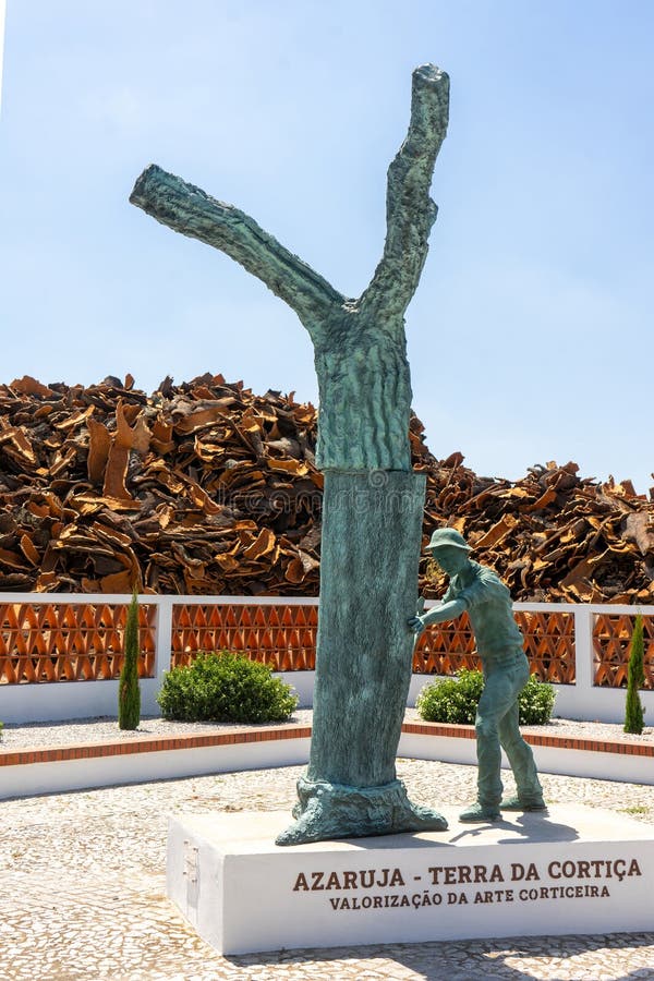 Eine Statue in azaruja zeigt eine Korkerntempo, die geschickt Rinde entfernt. lizenzfreie stockfotografie