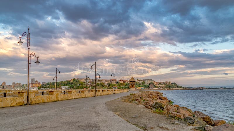 Eine Straße, die zu alte Stadt Nessebar bei Sonnenaufgang, einer der bedeutenden Badeorte auf der bulgarischen Schwarzmeerküste N lizenzfreies stockfoto Eine Straße, die zu alte Stadt Nessebar bei Sonnenaufgang, einer der bedeutenden Badeorte auf der bulgarischen Schwarzmeerküste N lizenzfreies stockfoto