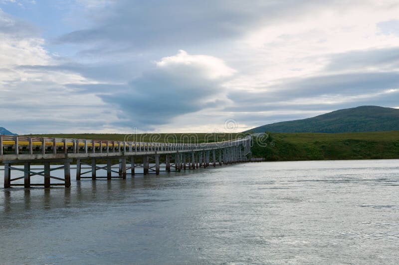 Eine Straßenbrücke über einem Glazial- Fluss in Alaska lizenzfreie stockfotografie Eine Straßenbrücke über einem Glazial- Fluss in Alaska lizenzfreie stockfotografie