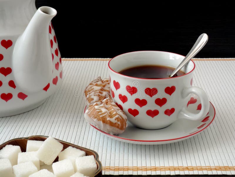 Eine Tasse Tee und eine Teekanne mit einem Herzbild stockbilder Eine Tasse Tee und eine Teekanne mit einem Herzbild stockbilder