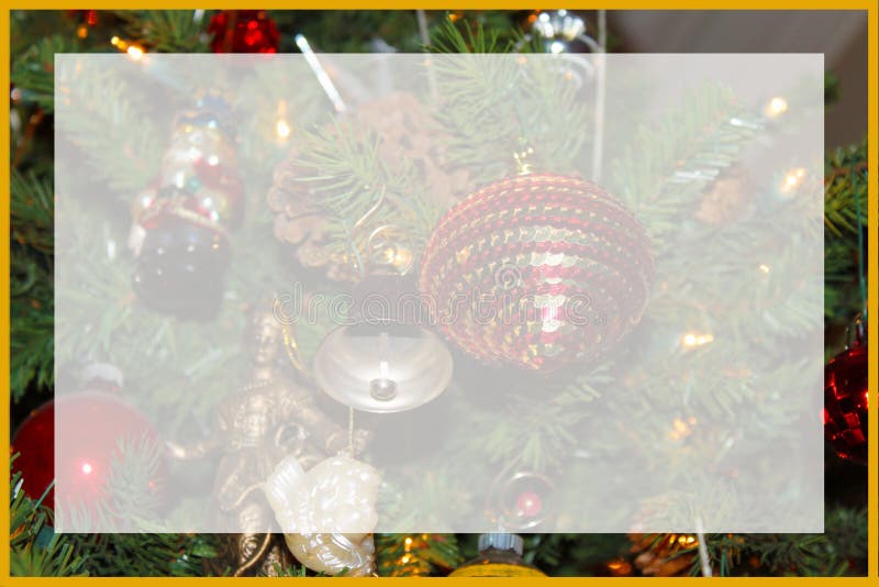 Eine Vielzahl von altmodischen Verzierungen und von Kiefernkegeln auf einem Christm stockbilder Eine Vielzahl von altmodischen Verzierungen und von Kiefernkegeln auf einem Christm stockbilder