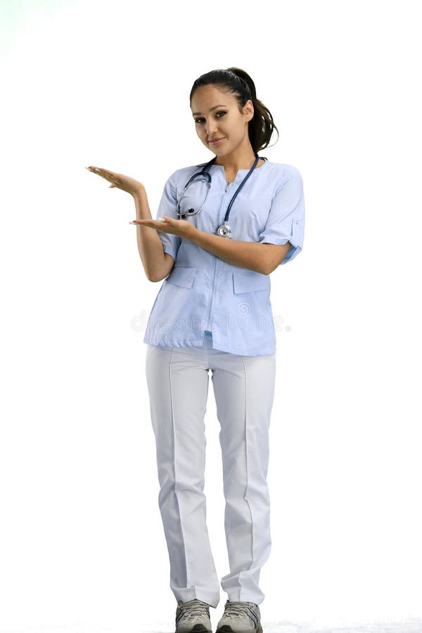 Eine volljährige weibliche Ärztin auf weißem Hintergrund zeigt auf die Seite lizenzfreies stockbild