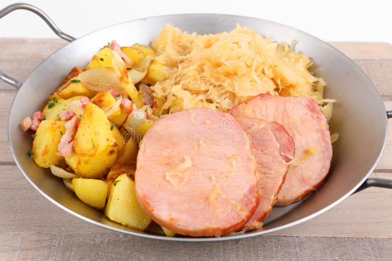 Geräuchertes Schweinekotelett Mit Sauerkraut Stockfoto - Bild von kohl ...