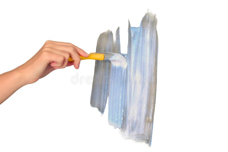Eine weibliche Hand malt die Wand mit weißer Farbe, die auf einer weißen Ba isoliert ist. Eine weibliche Hand malt die Wand mit weißer Farbe isoliert auf einem weißen Hintergrund. Gelbe Bürste tragen Farbe auf die Wände, wenn das Haus repariert wird