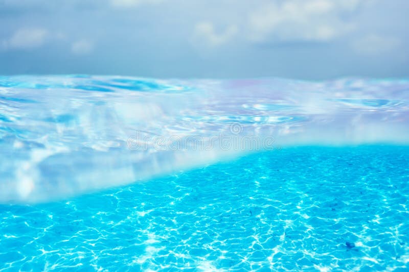 Eine weiße Sandunterseite im klaren Wasser stockbilder Eine weiße Sandunterseite im klaren Wasser stockbilder