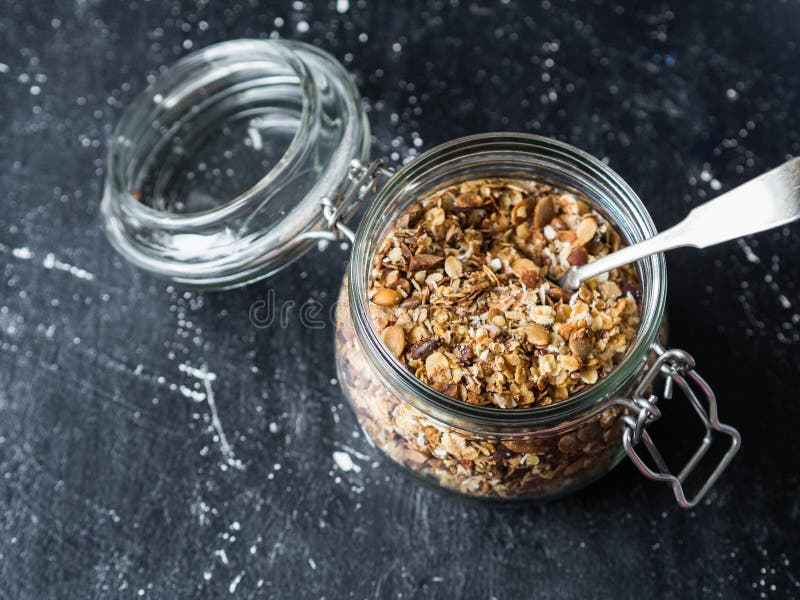 Eine weiße Schüssel selbst gemachtes Granola, Jogurt, frische Beeren auf hölzernem Brett Vegetarische Nahrung, gesundes Frühstück lizenzfreies stockfoto Eine weiße Schüssel selbst gemachtes Granola, Jogurt, frische Beeren auf hölzernem Brett Vegetarische Nahrung, gesundes Frühstück lizenzfreies stockfoto