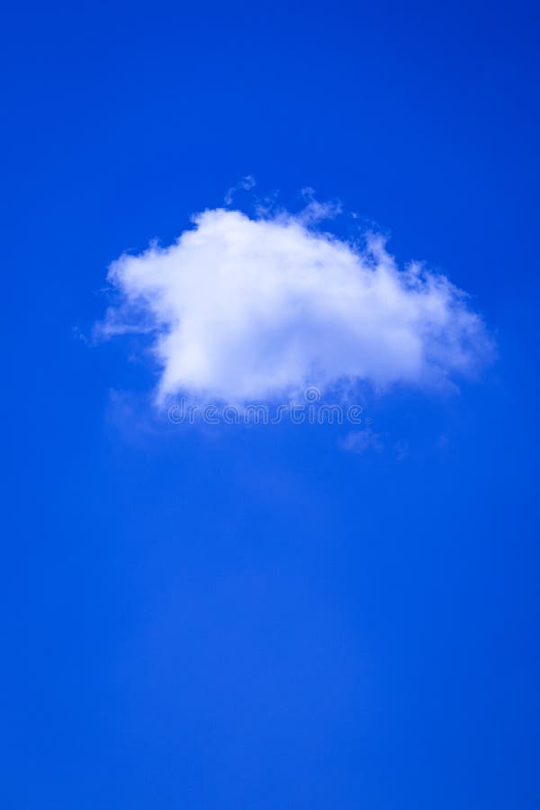 Eine weiße Wolke im blauen Himmel stockbilder Eine weiße Wolke im blauen Himmel stockbilder