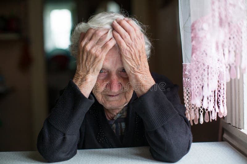 Eine ältere Frau in einem Zustand der Depression pensionär