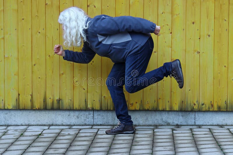 Eine ältere Frau ist bereit zu beginnen stockbilder Eine ältere Frau ist bereit zu beginnen stockbilder