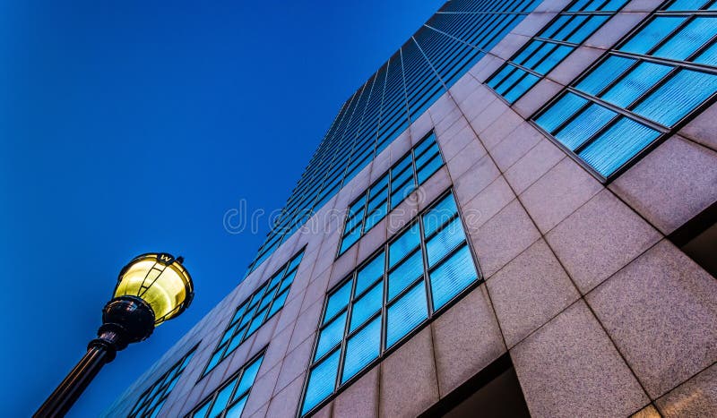 einer Straßenbeleuchtung und dem PNC-Bank-Mittegebäude oben herein betrachten stockfoto einer Straßenbeleuchtung und dem PNC-Bank-Mittegebäude oben herein betrachten stockfoto