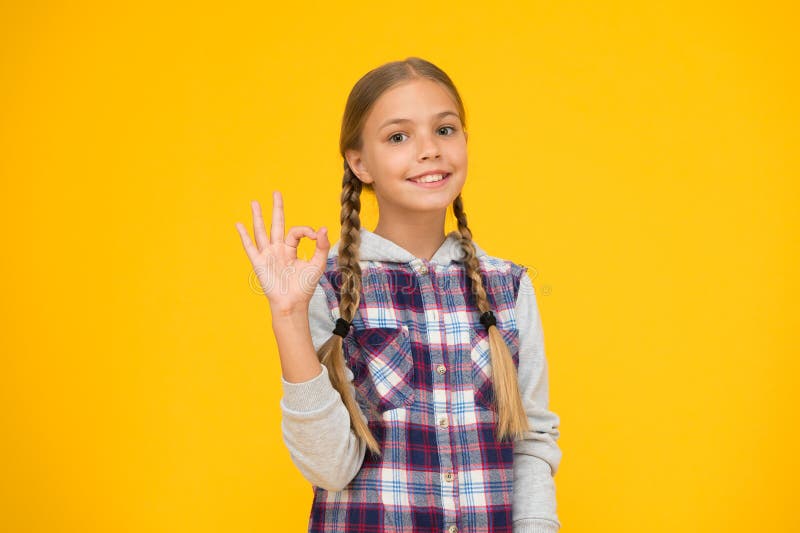Einfach hervorragend Glücklicher Tag für internationale Kinder Kleiner Mädchengelber Hintergrund Gute Stimmung Positive Vibes stockfotos