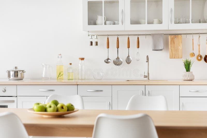 Einfache Kuche Skandinavisches Design Metallwanne Auf Herd Verschiedene Kuchenutensilien Und Kuchenutensilien In Schrank Stockfoto Bild Von Fruchte Haus 220243792